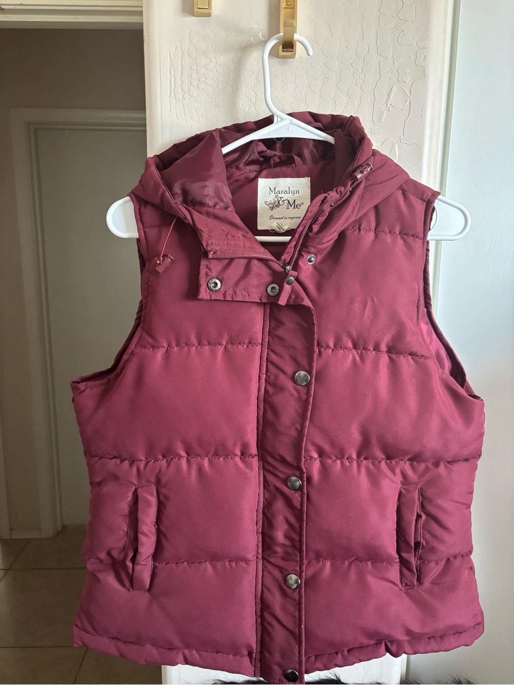 EUC Maralyn & Me Women's Burgundy Puffer Vest with Hood